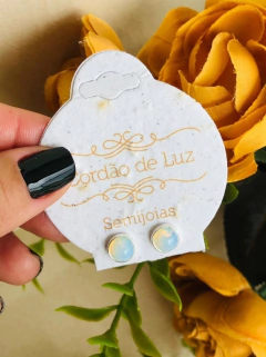 BRINCO PRATA 925 COM PEDRA NATURAL OPALINA 6,5MM