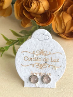 BRINCO MINI BANHO RODIO COM PEDRA NATURAL QUARZTO ROSA 6,5MM - comprar online