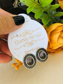 BRINCO EM PRATA ENVELHECIDA COM PEDRA NATURAL OVAL OBSIDIANA FUME - loja online
