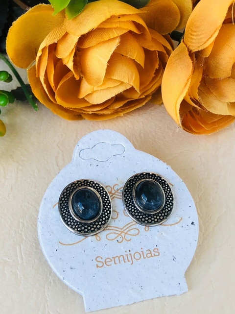 BRINCO EM PRATA ENVELHECIDA COM PEDRA NATURAL OVAL SODALITA