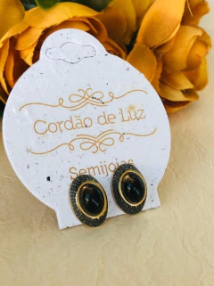 BRINCO MINI BANHO OURO 18K E RÓDIO NEGRO COM PEDRA NATURAL OBSIDIANA na internet