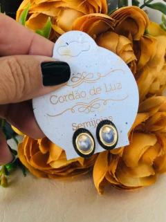 BRINCO MINI BANHO OURO 18K E RÓDIO NEGRO COM PEDRA NATURAL CRISTAL DE ROCHA na internet