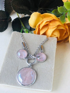 CONJUNTO BANHO RODIO PEDRA NATURAL QUARTZO ROSA PEROLADO - Cordão de Luz Joias Finas