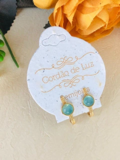BRINCO BANHO OURO 18K EAR HOOK COM PEDRA NATURAL AGATHA AZUL CÉU - Cordão de Luz Joias Finas