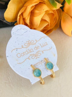 BRINCO BANHO OURO 18K EAR HOOK COM PEDRA NATURAL AGATHA AZUL CÉU