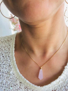 Imagem do COLAR PRISMA GEOMÉTRICO QUARTZO ROSA