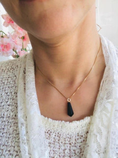 COLAR PRISMA GEOMÉTRICO PEDRA NATURAL AGATHA NEGRA - comprar online