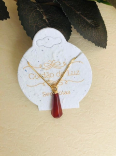 COLAR PRISMA GEOMÉTRICO PEDRA NATURAL AGATHA VERMELHA - Cordão de Luz Joias Finas