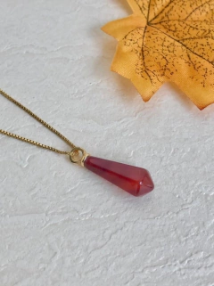 COLAR PRISMA GEOMÉTRICO PEDRA NATURAL AGATHA VERMELHA - comprar online