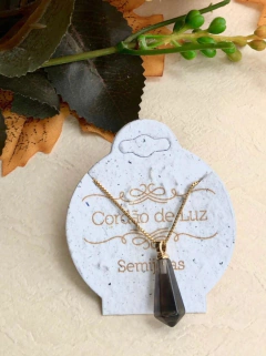 COLAR PRISMA GEOMÉTRICO PEDRA NATURAL OBSIDIANA - Cordão de Luz Joias Finas