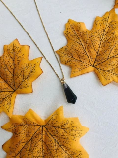 COLAR PRISMA GEOMÉTRICO PEDRA NATURAL OBSIDIANA - comprar online