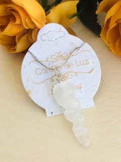 COLAR COM PINGENTE ESPIRAL PEDRA NATURAL SELENITA
