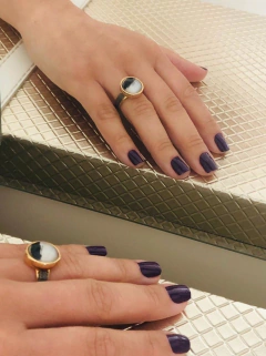 ANEL COM APLICAÇÕES DE CANETA DE RÓDIO NEGRO PEDRA NATURAL TURMALINA na internet