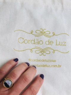 ANEL COM APLICAÇÕES DE CANETA DE RÓDIO NEGRO PEDRA NATURAL TURMALINA - Cordão de Luz Joias Finas