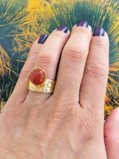 ANEL COM APLICAÇÕES DE ZIRCÔNIAS EM FORMATO DE ESTRELAS PEDRA NATURAL AGATHA VERMELHA - Cordão de Luz Joias Finas