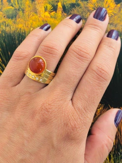 ANEL COM APLICAÇÕES DE ZIRCÔNIAS EM FORMATO DE ESTRELAS PEDRA NATURAL AGATHA VERMELHA - comprar online