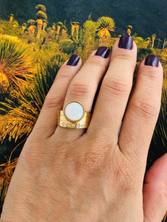 ANEL COM APLICAÇÕES DE ZIRCÔNIAS EM FORMATO DE ESTRELAS PEDRA NATURAL MADREPÉROLA