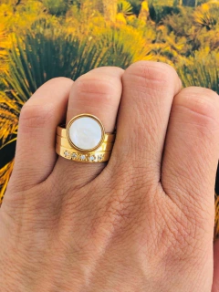 ANEL COM APLICAÇÕES DE ZIRCÔNIAS EM FORMATO DE ESTRELAS PEDRA NATURAL MADREPÉROLA - comprar online