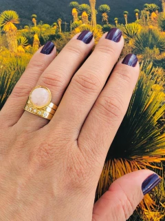 ANEL COM APLICAÇÕES DE ZIRCÔNIAS EM FORMATO DE ESTRELAS PEDRA NATURAL QUARTZO ROSA