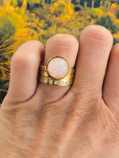 ANEL COM APLICAÇÕES DE ZIRCÔNIAS EM FORMATO DE ESTRELAS PEDRA NATURAL QUARTZO ROSA - comprar online