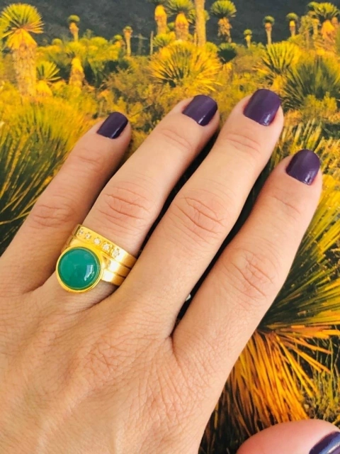 ANEL COM APLICAÇÕES DE ZIRCÔNIAS EM FORMATO DE ESTRELAS PEDRA NATURAL AGATHA VERDE