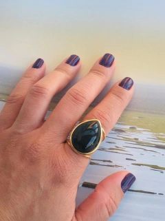 ANEL GOTA AJUSTÁVEL COM PEDRA NATURAL AGATHA NEGRA na internet