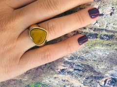 ANEL CORAÇÃO COM PEDRA NATURAL OLHO DE TIGRE - Cordão de Luz Joias Finas