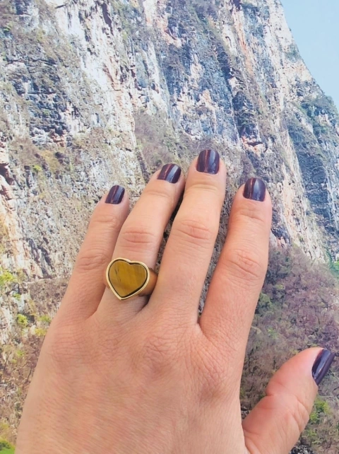 ANEL CORAÇÃO COM PEDRA NATURAL OLHO DE TIGRE