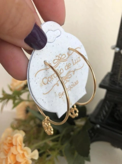 BRINCO DE ARGOLA MÉDIA PINGENTE REMOVÍVEL TREVO DA SORTE na internet