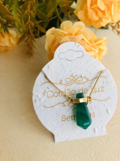 COLAR PRISMA GEOMÉTRICO COM A PEDRA NATURAL AGATHA VERDE - Cordão de Luz Joias Finas
