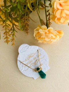 COLAR PRISMA GEOMÉTRICO COM A PEDRA NATURAL AGATHA VERDE - comprar online