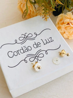 BRINCO MINI CONCHA NATURAL MADREPÉROLA (REMOVÍVEL)