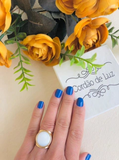 ANEL VOLUMOSO REDONDO CONCHA NATURAL MADREPÉROLA na internet