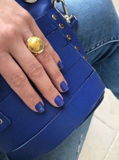 ANEL VOLUMOSO REDONDO PEDRA NATURAL HOWLITA AMARELA - Cordão de Luz Joias Finas