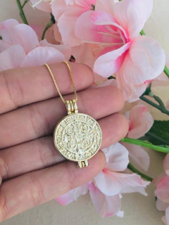 COLAR RELICÁRIO CÁPSULA MEDALHA DE SÃO BENTO COM 7 PEDRAS NATURAIS na internet