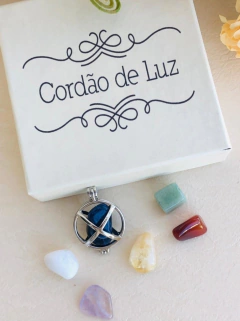 COLAR CHAMADOR DE ANJO BANHO RÓDIO COM PEDRAS NATURAIS - comprar online