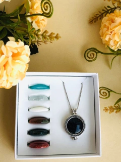 COLAR RELICÁRIO CÁPSULA TUDO POSSO NAQUELE QUE ME FORTALECE COM 7 PEDRAS NATURAIS