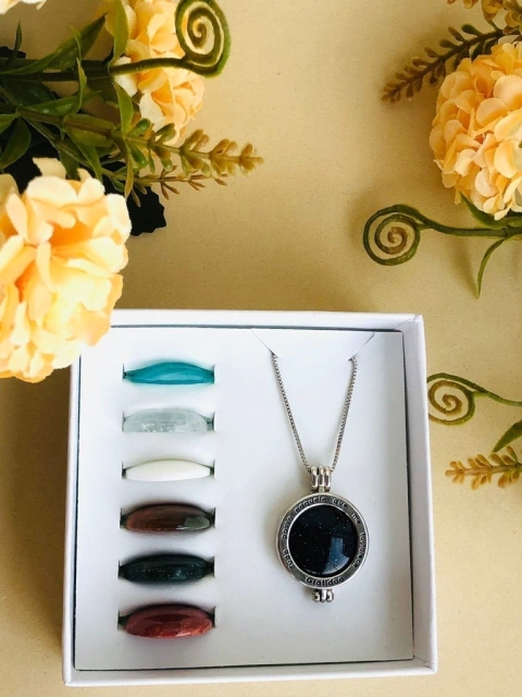 COLAR RELICÁRIO CÁPSULA TUDO POSSO NAQUELE QUE ME FORTALECE COM 7 PEDRAS NATURAIS