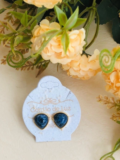 BRINCO GOTA COM PEDRA NATURAL SODALITA