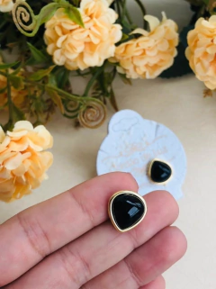 BRINCO GOTA COM PEDRA NATURAL AGATHA NEGRA na internet