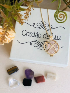 COLAR CHAMADOR DE ANJO BANHO OURO 18K COM PEDRAS NATURAIS - loja online