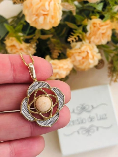 COLAR FLOR DE LOTUS COM PEDRA NATURAL AMAZONITA