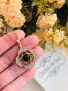 COLAR FLOR DE LOTUS COM PEDRA NATURAL AGATHA NEGRA