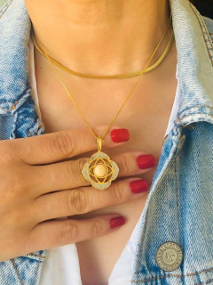 COLAR FLOR DE LOTUS COM PEDRA NATURAL AMAZONITA na internet