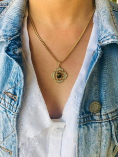 COLAR FLOR DE LOTUS COM PEDRA NATURAL OLHO DE TIGRE na internet