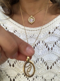 COLAR COM PINGENTE DE NOSSA SENHORA EM PEDRA NATURAL MADREPÉROLA na internet