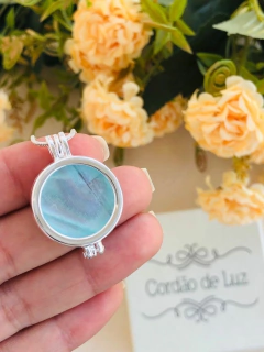 COLAR RELICÁRIO CÁPSULA CORAÇÃO BANHO PRATA COM PEDRA NATURAL na internet