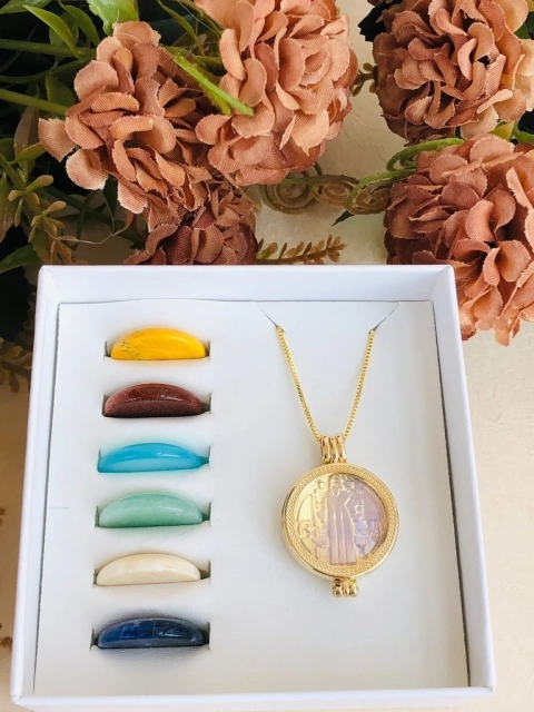 COLAR RELICÁRIO CÁPSULA MEDALHA DE SÃO BENTO COM 7 PEDRAS NATURAIS - comprar online