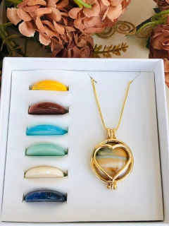 COLAR RELICÁRIO CÁPSULA CORAÇÃO COM 7 PEDRAS NATURAIS