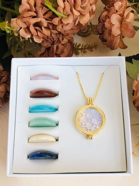 COLAR RELICÁRIO CÁPSULA GEOMETRIA COM 7 PEDRAS NATURAIS